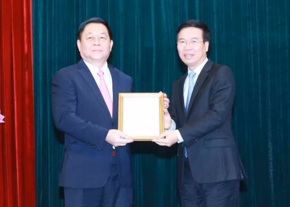 Ủy viên Bộ Chính trị, Thường trực Ban Bí thư Võ Văn Thưởng trao Quyết định số 06-QĐNS/TƯ ngày 18/2/2021 của Bộ Chính trị cho ông Nguyễn Trọng Nghĩa. (Ảnh: Phương Hoa/TTXVN)