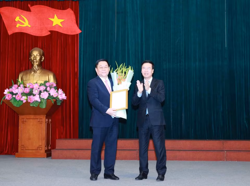 Ủy viên Bộ Chính trị, Thường trực Ban Bí thư Võ Văn Thưởng trao quyết định của Bộ Chính trị cho ông Nguyễn Trọng Nghĩa. (Ảnh: Phương Hoa/TTXVN)