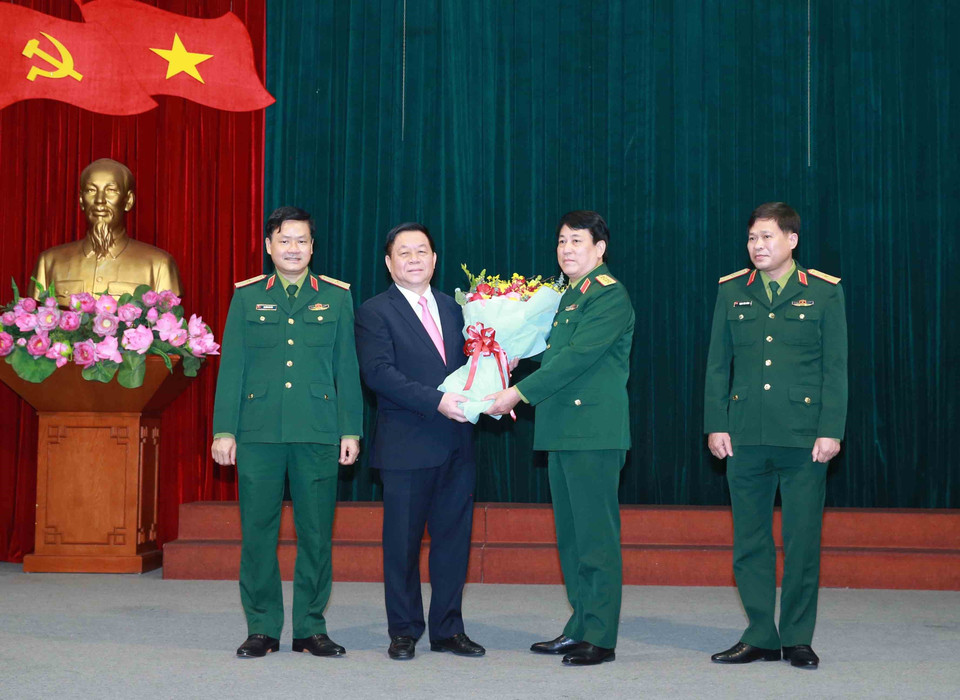 Đại tướng Lương Cường, Ủy viên Bộ Chính trị, Chủ nhiệm Tổng Cục Chính trị Quân đội nhân dân Việt Nam tặng hoa chúc mừng Thượng tướng Nguyễn Trọng Nghĩa, Bí thư Trung ương Đảng, Trưởng Ban Tuyên giáo Trung ương. (Ảnh: Phương Hoa/TTXVN)
