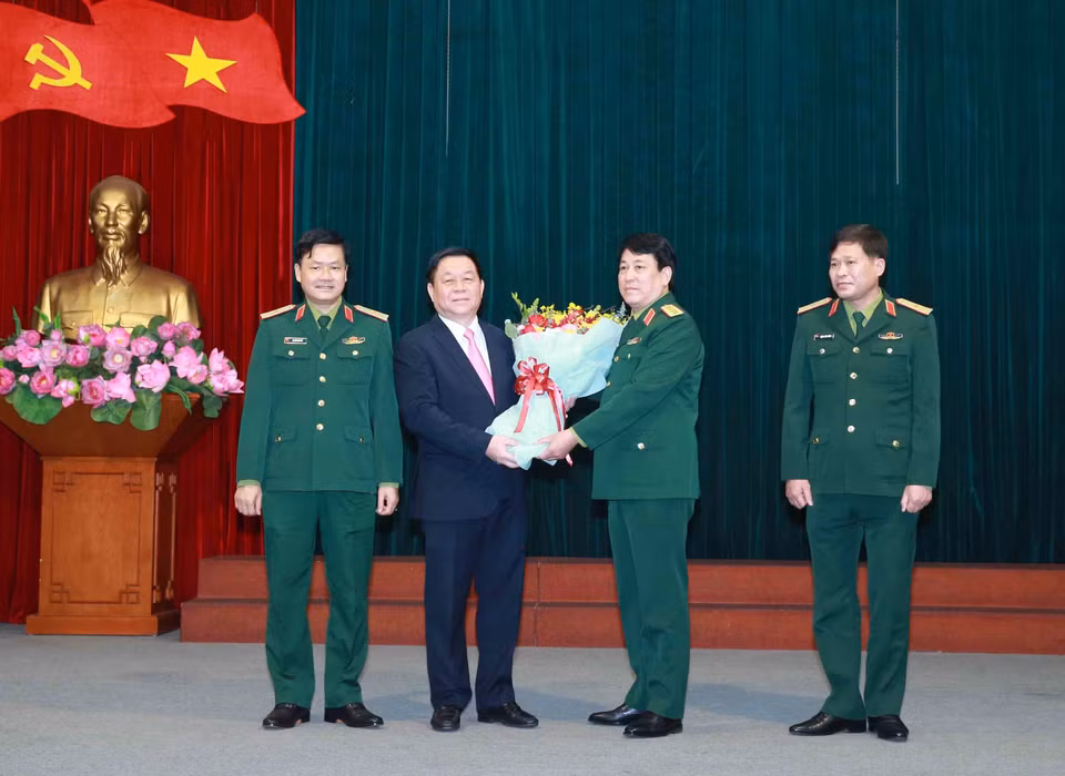 Đại tướng Lương Cường, Ủy viên Bộ Chính trị, Chủ nhiệm Tổng Cục Chính trị Quân đội nhân dân Việt Nam tặng hoa chúc mừng Thượng tướng Nguyễn Trọng Nghĩa, Bí thư Trung ương Đảng, Trưởng Ban Tuyên giáo Trung ương. (Ảnh: Phương Hoa/TTXVN)