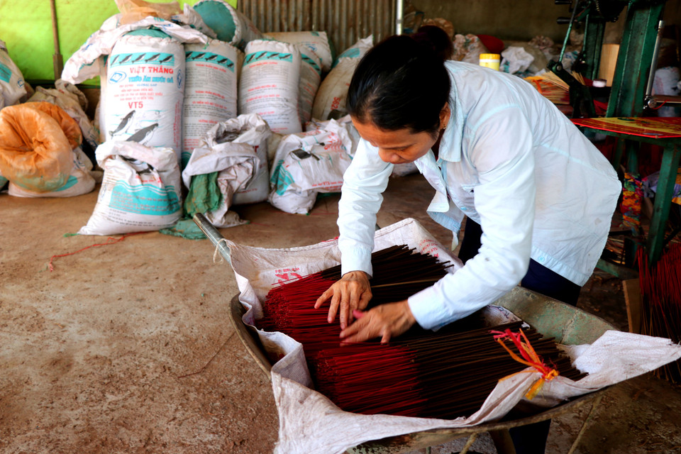 Tranh thủ những ngày nắng cuối năm bà con mang hương ra phơi. (Ảnh: Tường Vi/TTXVN)