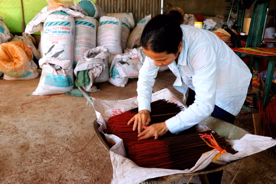 Tranh thủ những ngày nắng cuối năm bà con mang hương ra phơi. (Ảnh: Tường Vi/TTXVN)