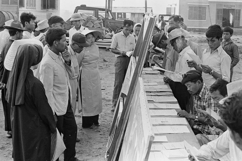 Cử tri huyện Ninh Sơn, tỉnh Thuận Hải (nay thuộc tỉnh Ninh Thuận) đi bỏ phiếu bầu Quốc hội thống nhất.