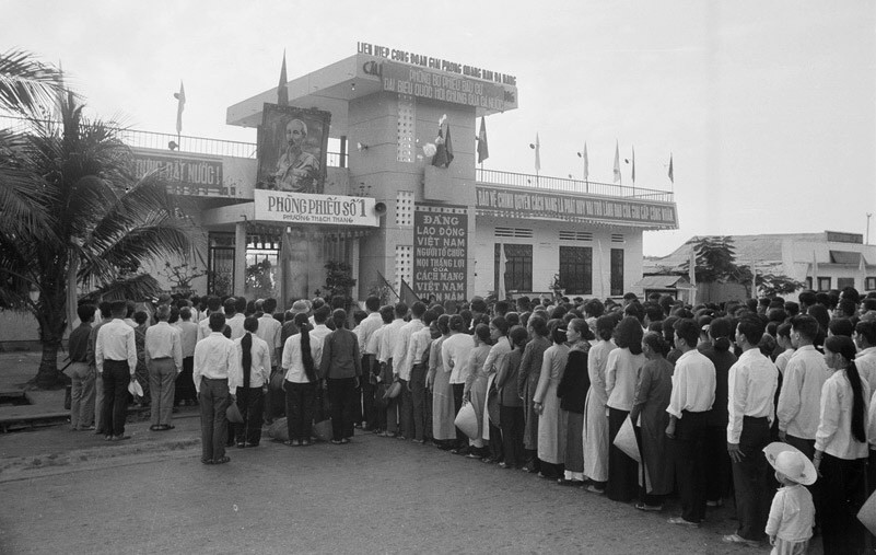 Cử tri phường Thạch Thang, thành phố Đà Nẵng đi bỏ phiếu bầu Quốc hội thống nhất, ngày 25/4/1976.
