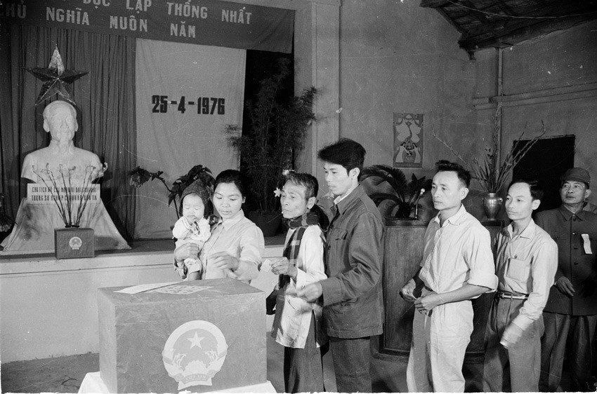 Cử tri khu Ba Đình, Hà Nội bỏ phiếu bầu Quốc hội thống nhất.