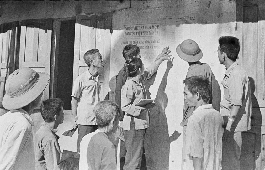 Cử tri xã Đức Tâm, huyện Mộ Đức, tỉnh Nghĩa Bình (nay thuộc tỉnh Quảng Ngãi) xem danh sách ứng cử viên Quốc hội trước khi bỏ phiếu bầu. 