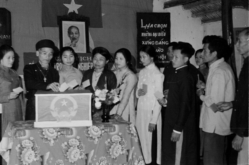 Cử tri giáo xứ Phát Diệm, tỉnh Hà Nam Ninh (nay thuộc tỉnh Ninh Bình) bỏ phiếu bầu Quốc hội thống nhất.