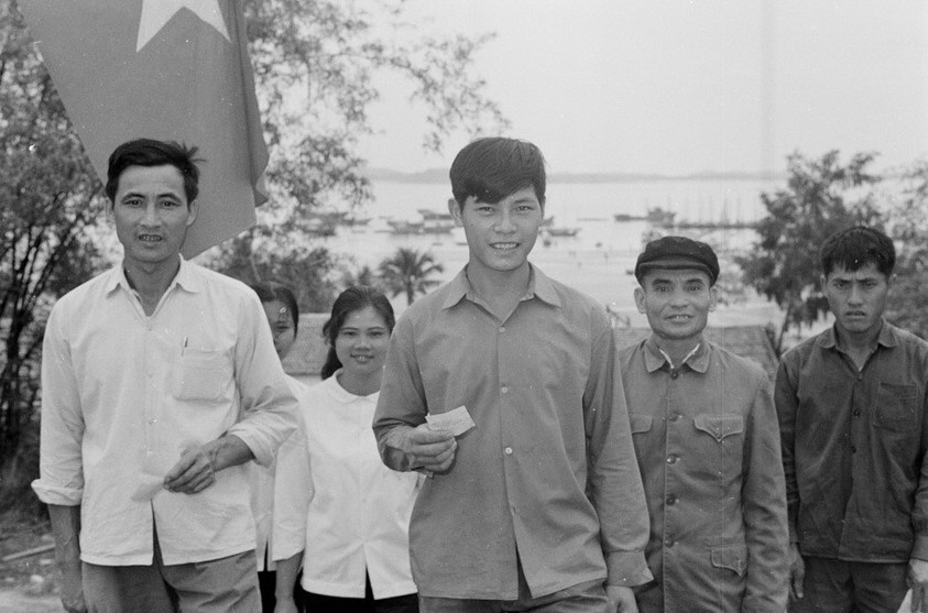 Cử tri huyện đảo Cô Tô, tỉnh Quảng Ninh đi bỏ phiếu bầu Quốc hội thống nhất.