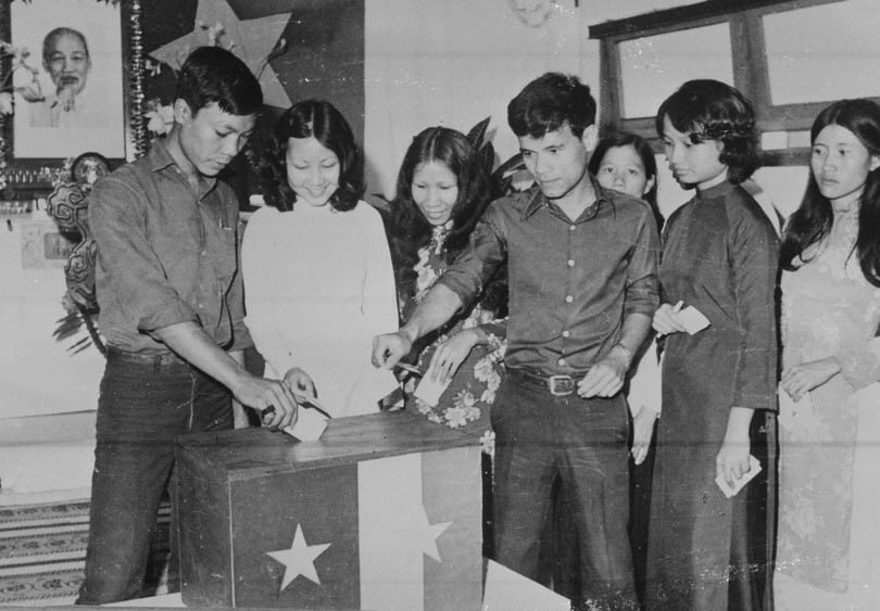 Cử tri phường Thạch Thang, thành phố Đà Nẵng bỏ phiếu bầu Quốc hội thống nhất