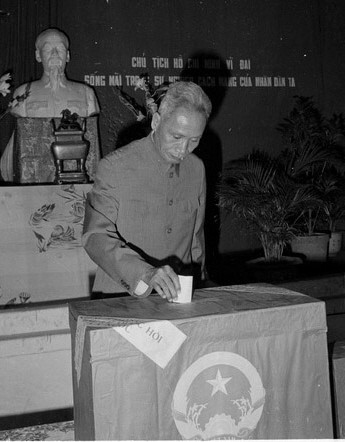 Thủ tướng Phạm Văn Đồng bỏ phiếu bầu Quốc hội thống nhất ngày 25/4/1976 tại khu vực bỏ phiếu số 13, tiểu khu Phan Đình Phùng, khu Ba Đình, Hà Nội.