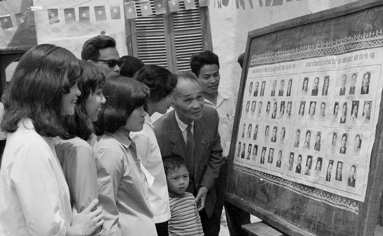 Cử tri khu phố Nhà Chung, khu Hoàn Kiếm, Hà Nội xem danh sách ứng cử viên trước ngày bầu Quốc hội thống nhất.