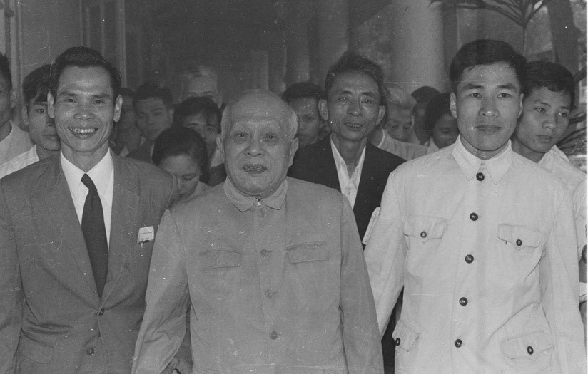 Chủ tịch nước Tôn Đức Thắng đi bỏ phiếu bầu Quốc hội thống nhất, ngày 25/4/1976, tại khu vực bỏ phiếu số 18, tiểu khu Lê Hồng Phong, khu Ba Đình, Hà Nội. 