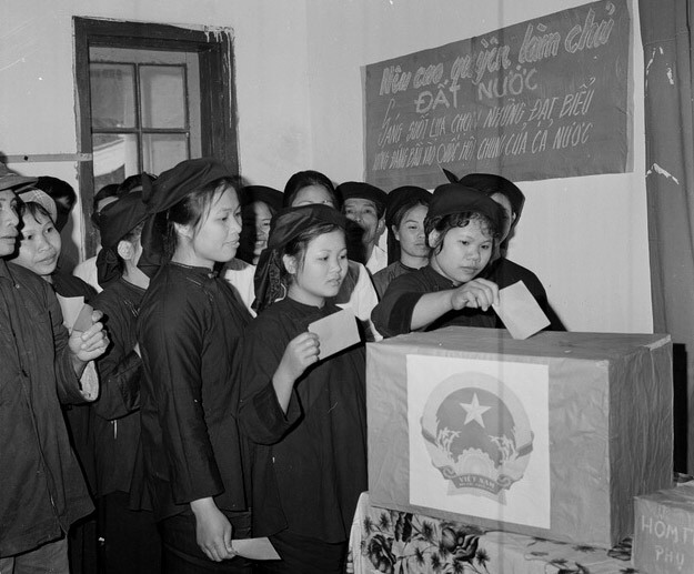 Đồng bào dân tộc huyện Hữu Lũng, tỉnh Cao Lạng (nay thuộc tỉnh Lạng Sơn) đi bỏ phiếu bầu Quốc hội thống nhất.