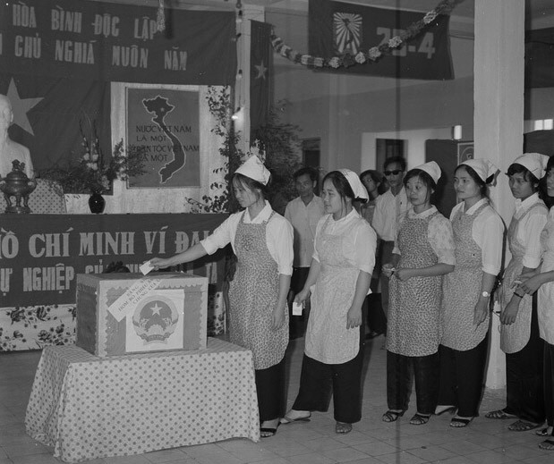 Công nhân Nhà máy Dệt 8/3 (Hà Nội) bỏ phiếu bầu Quốc hội thống nhất.