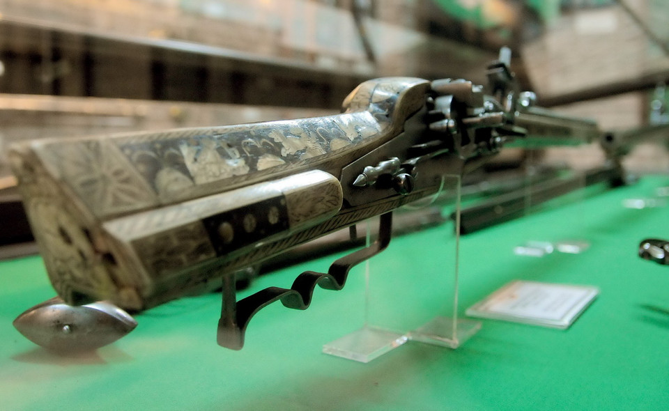 Súng săn được sản xuất từ năm 1620 xuất xứ từ Đức, thân súng được chạm khắc từ ngà voi rất tinh xảo.