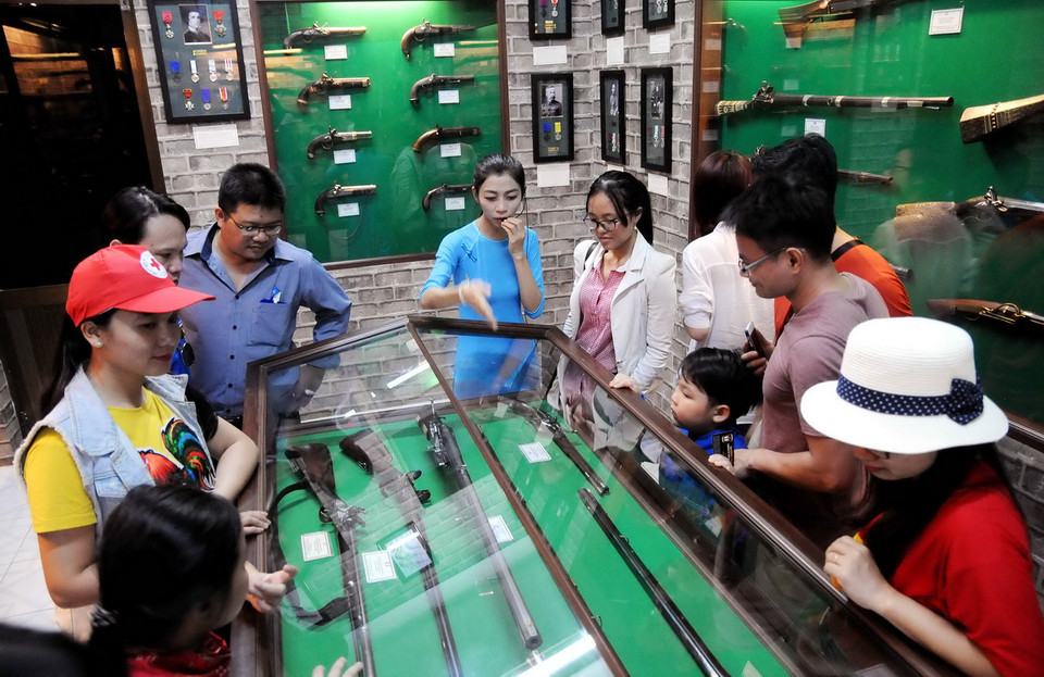 Du khách tham quan các hiện vật được trưng bày tại Bảo tàng.