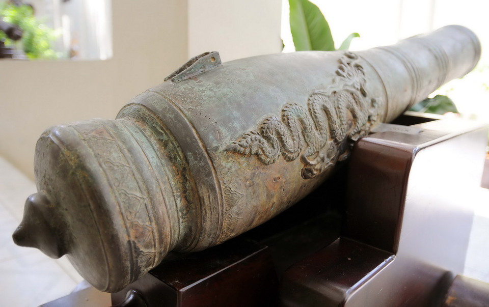 Súng thần công từ thời kỳ Vua Khải Định - triều đại Nhà Nguyễn Việt Nam giai đoạn 1916 - 1925.