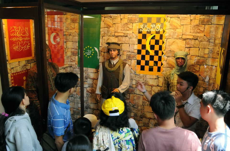 Du khách tham quan, tìm hiểu về các hiện vật độc đáo tại Bảo tàng.