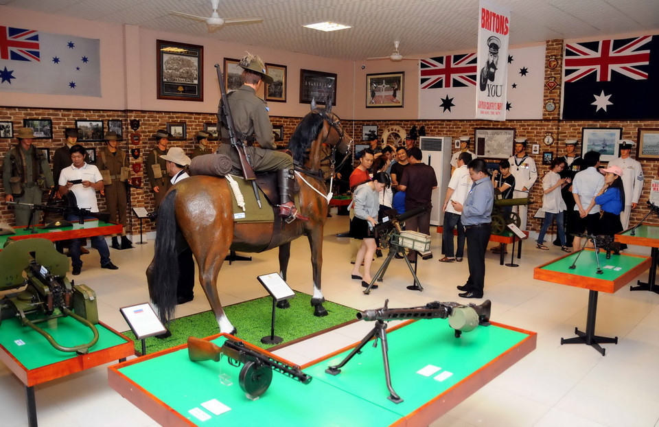 Một góc không gian trưng bày các loại vũ khí cổ tại Bảo tàng.