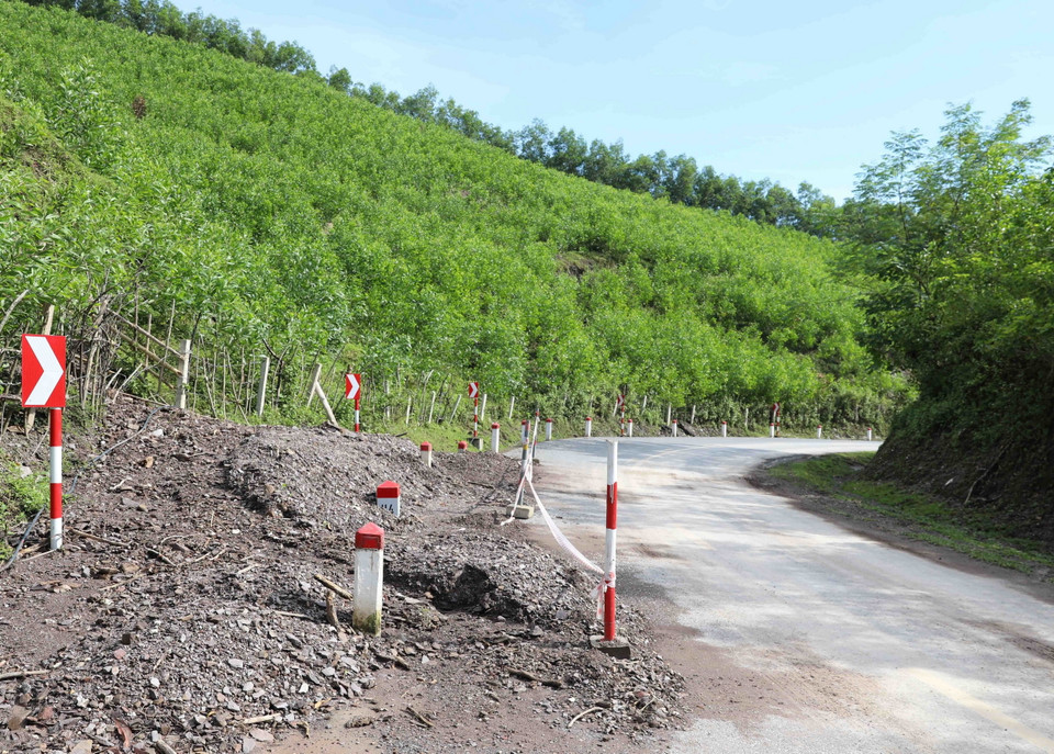 Một điểm sạt lở trên Quốc lộ 48C, đoạn qua địa phận bản Khiết, xã Nam Sơn, huyện Quỳ Hợp, tỉnh Nghệ An. (Ảnh: Xuân Tiến/TTXVN)