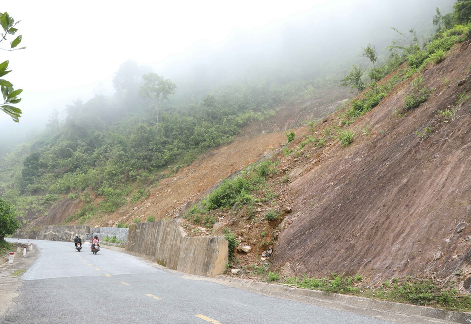 Một điểm có nguy cơ sạt lở cao trên Quốc lộ 48C, nối huyện Quỳ Hợp với huyện Tương Dương, tỉnh Nghệ An. (Ảnh: Xuân Tiến/TTXVN)