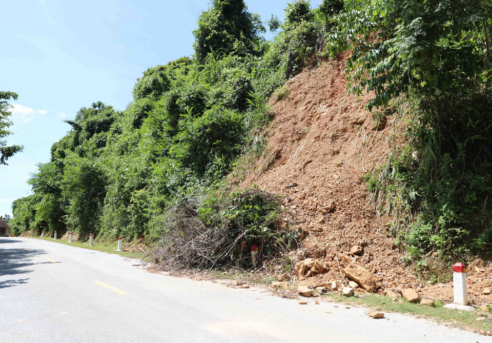 Nguy cơ sạt lở vách taluy dương trên tỉnh lộ 543B, đoạn qua địa bàn xã Lượng Minh, huyện Tương Dương, tỉnh Nghệ An. Ảnh: (Ảnh: Xuân Tiến/TTXVN)