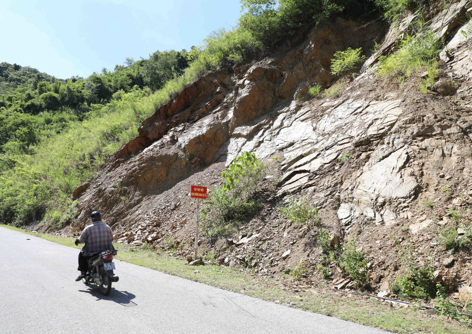 Biển cảnh báo nguy hiểm tại một điểm có nguy cơ sạt lở trên Quốc lộ 48C, đoạn qua địa bàn xã Yên Na, huyện Tương Dương, tỉnh Nghệ An. (Ảnh: Xuân Tiến/TTXVN)