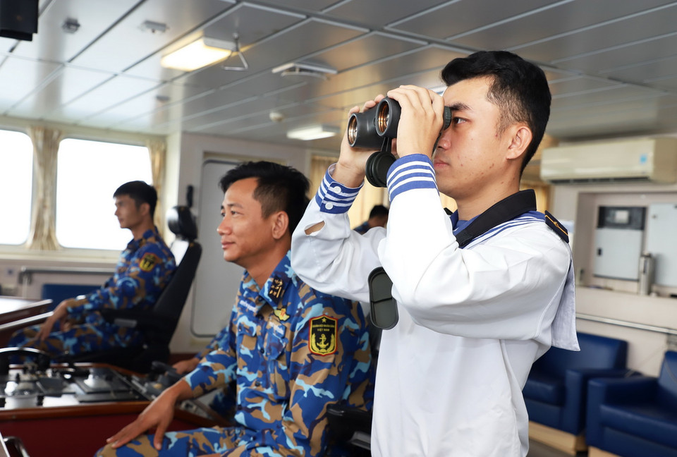 Theo dõi phương hướng phục vụ việc di chuyển của tàu 561. (Ảnh: Hồng Đạt/TTXVN)