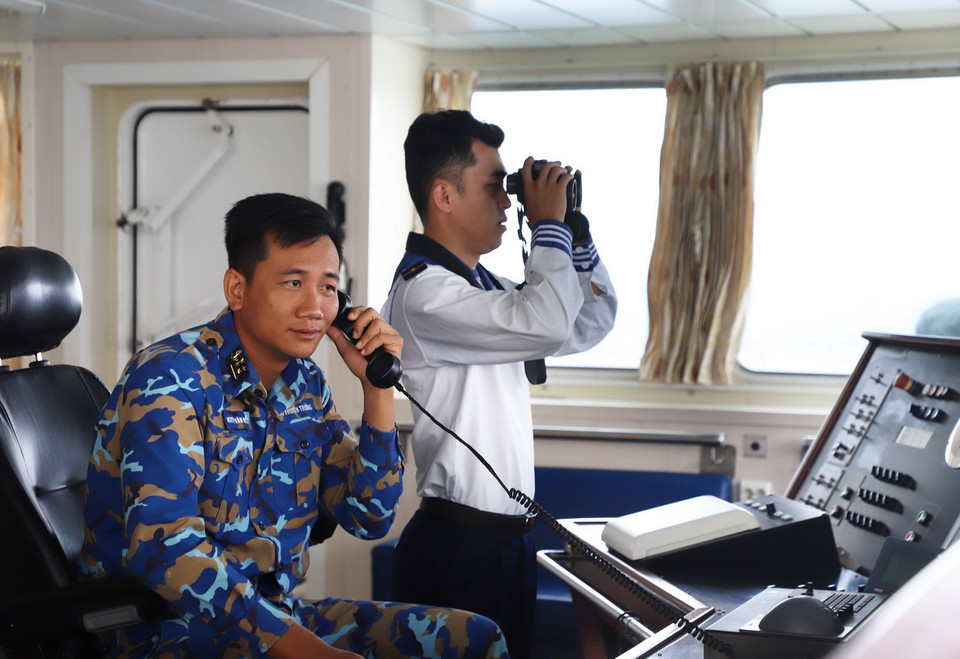 Bộ phận liên lạc trong cabin tàu 561. (Ảnh: Hồng Đạt/TTXVN)
