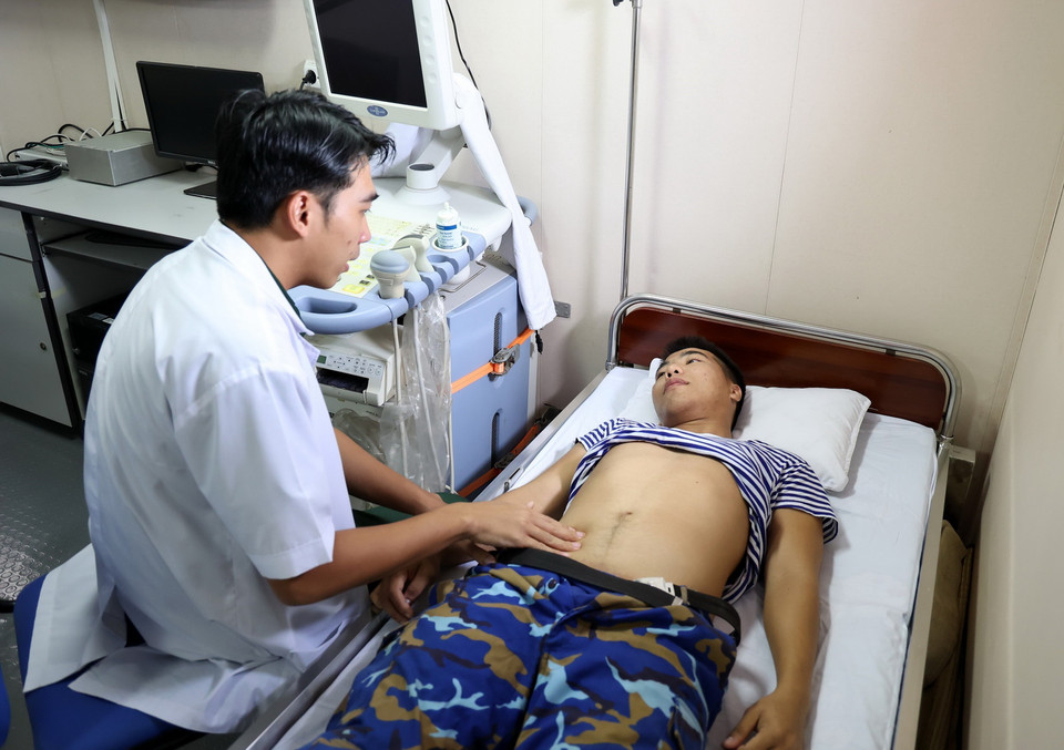 Bác sỹ Quân y trên tàu 561 khám bệnh cho chiến sỹ. (Ảnh: Hồng Đạt/TTXVN)