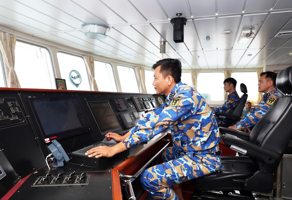 Tổ lái tàu 561. (Ảnh: Hồng Đạt/TTXVN)