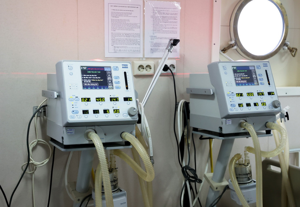 Trang thiết bị y tế trên tàu 561 phục vụ khám chữa bệnh cho quân dân ở huyện đảo Trường Sa. (Ảnh: Hồng Đạt/TTXVN)