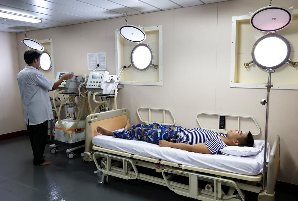 Tàu 561 có nhiệm vụ khám, chữa bệnh cho quân dân huyện đảo Trường Sa, tỉnh Khánh Hòa; cán bộ, chiến sỹ ở Nhà giàn DK1; ngư dân khai thác hải sản xa bờ. (Ảnh: Hồng Đạt/TTXVN)