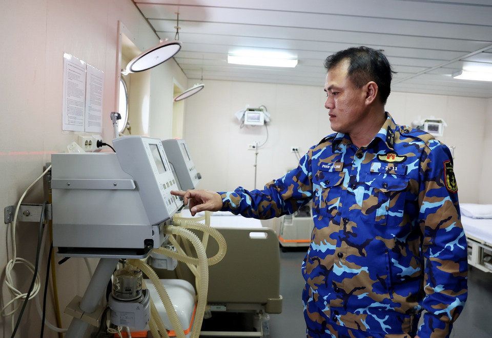 Trang thiết bị khám chữa bệnh trên tàu 561. (Ảnh: Hồng Đạt/TTXVN)