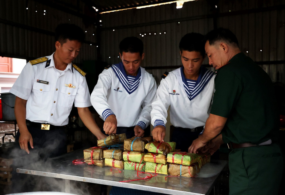 Các chiến sỹ trên đảo tham gia cuộc thi gói bánh chưng. (Ảnh: Hồng Đạt/TTXVN)