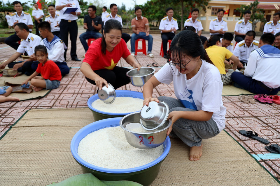 Lấy nguyên liệu thi gói bánh chưng đón Tết trên đảo Đá Tây. (Ảnh: Hồng Đạt/TTXVN)