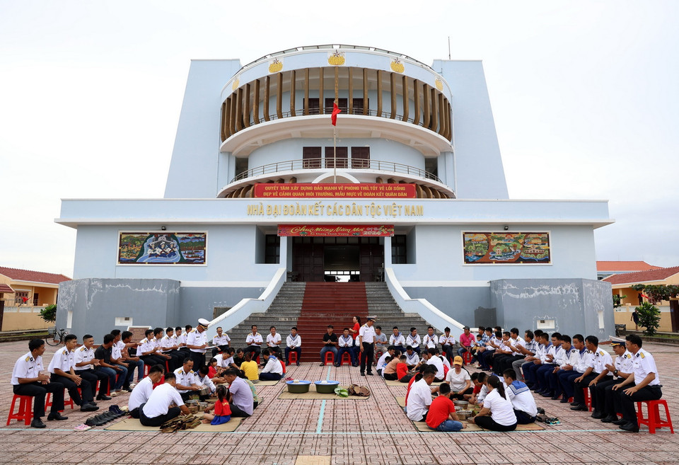 Quân dân thi gói bánh chưng đón Tết trên đảo Đá Tây. (Ảnh: Hồng Đạt/TTXVN)