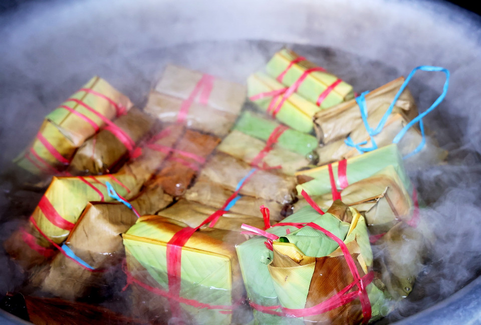 Bánh chưng của các đội thi sau khi gói được đem luộc. (Ảnh: Hồng Đạt/TTXVN)