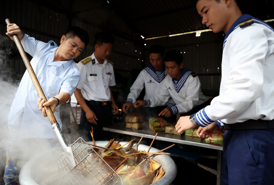 Các chiến sỹ trên đảo tham gia cuộc thi gói bánh chưng Tết. (Ảnh: Hồng Đạt/TTXVN)