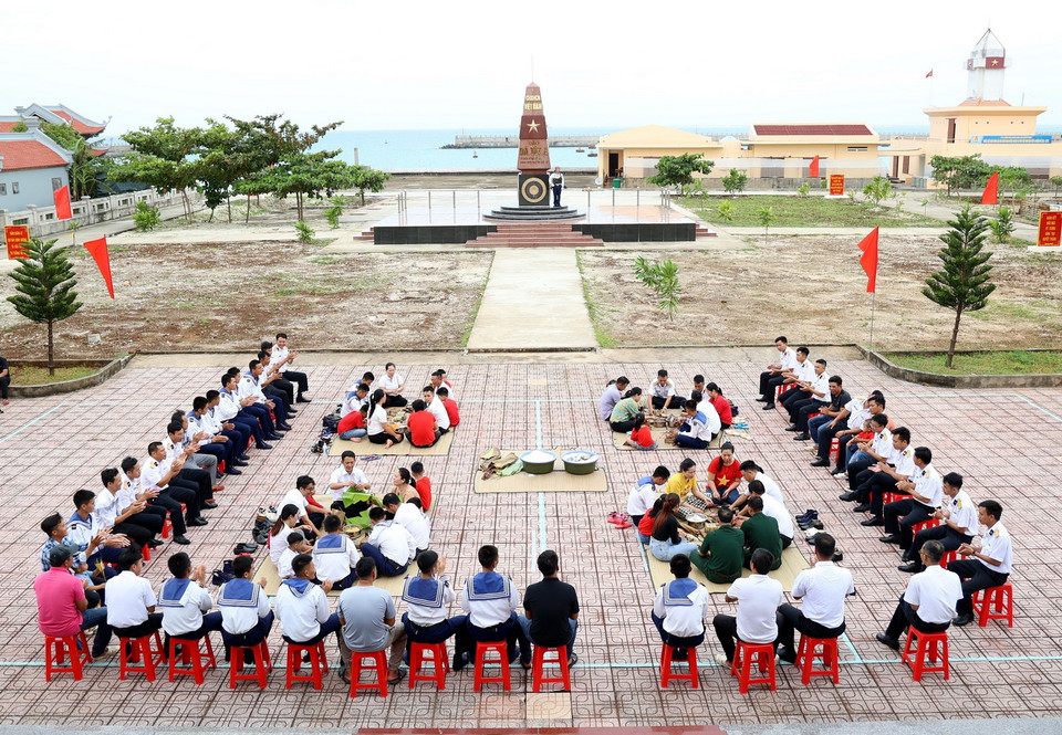 Quang cảnh cuộc thi gói bánh chưng trên đảo Đá Tây. (Ảnh: Hồng Đạt/TTXVN)