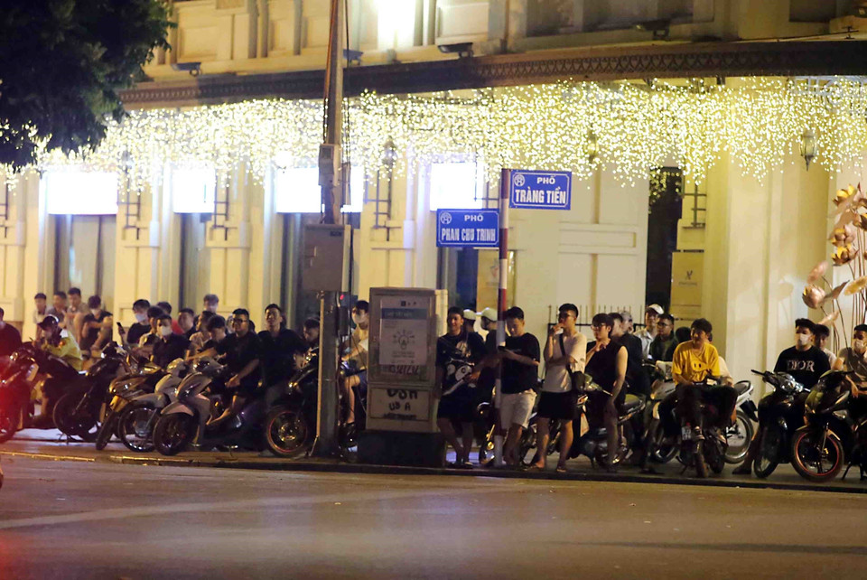 Trong 2 đêm 6-7/5, Phòng Cảnh sát giao thông, Công an thành phố Hà Nội triển khai các tổ công tác 141 kết hợp với hóa trang đã phát hiện và bắt giữ nhiều thanh thiếu niên chạy xe gây mất trật tự, không đảm bảo an toàn giao thông. (Ảnh: Phạm Kiên/TTXVN)