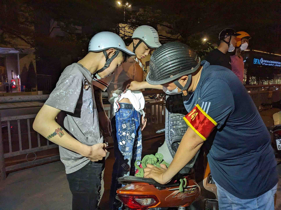 Tổ công tác Y9/141 hoá trang kiểm tra và bắt giữ 1 trường hợp đi xe máy điều khiển xe chạy tốc độ cao, lạng lách đánh võng, nẹt pô, gây mất trật tự công cộng. (Ảnh: Phạm Kiên/TTXVN)