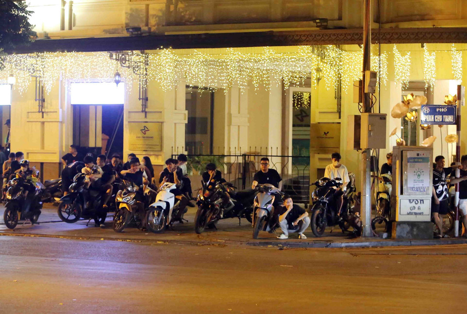 Tại phố Phan Chu Trinh-Tràng Tiền, xuất hiện tình trạng thanh thiếu niên tụ tập rất đông. (Ảnh: Phạm Kiên/TTXVN) 