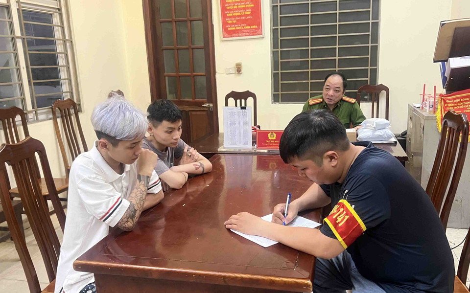 Tổ công tác Y9/141 hóa trang lập biên bản bàn giao nhiều thanh thiếu niên điều khiển phương tiện đi xe tốc độ cao, lạng lách đánh võng, nẹt pô gây mất trật tự an toàn giao thông cho công an phường. (Ảnh: Phạm Kiên/TTXVN) 