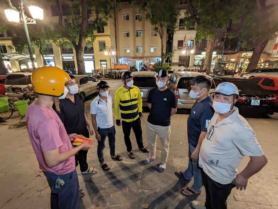 Tổ công tác Y9/141 hóa trang triển khai nhiệm vụ. (Ảnh: Phạm Kiên/TTXVN)