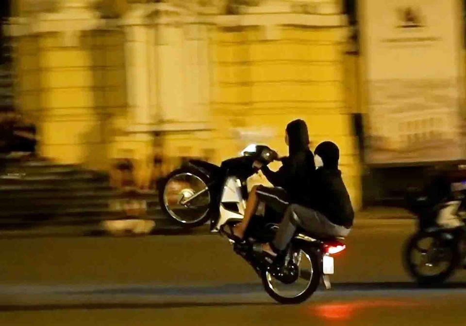 Tại khu vực Nhà hát lớn, thời gian gần đây thường xuyên xảy ra tình trạng thanh niên tụ tập, nẹt pô, đánh võng thậm chí còn bốc đầu xe máy gây mất trật tự công cộng. (Ảnh: Phạm Kiên/TTXVN)