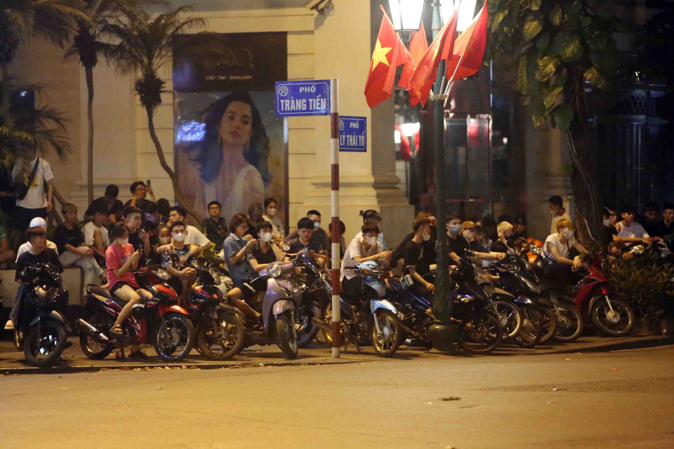 Nhiều thanh thiếu niên tụ tập tại phố Tràng Tiền-Lý Thái Tổ (gần khu vực Nhà hát lớn) gây mất trật tự công cộng. (Ảnh: Phạm Kiên/TTXVN) 
