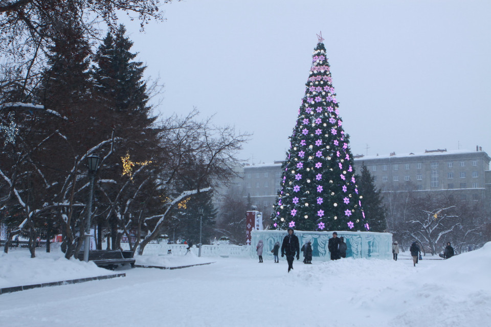 Cây thông Năm mới đã được dựng sẵn tại quảng trường trung tâm thành phố Novosibirsk. (Ảnh: Trần Hiếu/TTXVN)