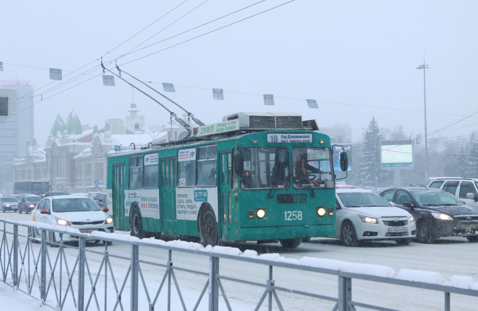 Giao thông ở các thành phố vùng Siberia thường xuyên gặp trở ngại do thời tiết lạnh và tuyết rơi nhiều. (Ảnh: Trần Hiếu/TTXVN)
