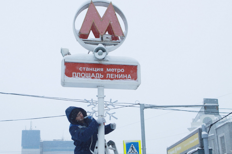 Các công việc trang trí ở trung tâm thành phố Novosibirsk đang được gấp rút hoàn thiện để đón Năm mới 2020. (Ảnh: Trần Hiếu/TTXVN)